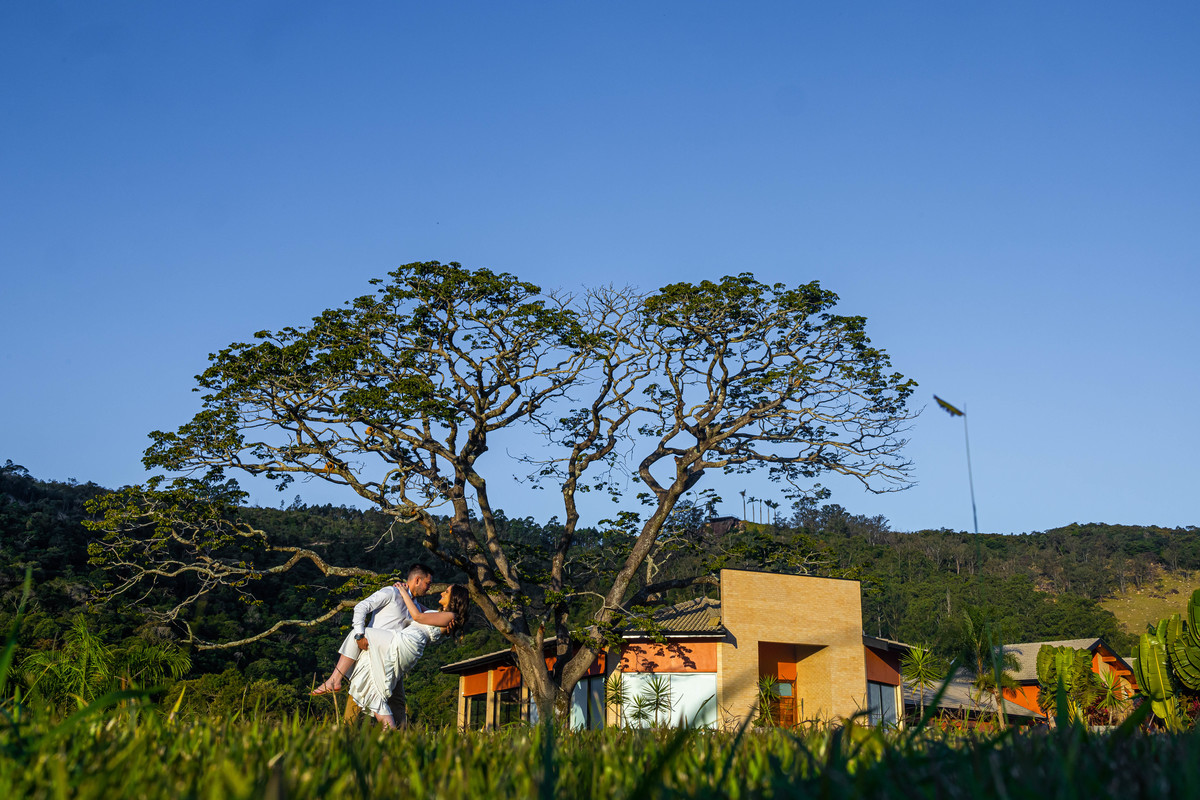 fotos ensaio casal noivos Juliana e Lucas pré wedding espaço serra dos cocais em Itatiba interior de SP fotografo Denis Silveira Fotografia ensaio fotográfico pré casamento casal no campo