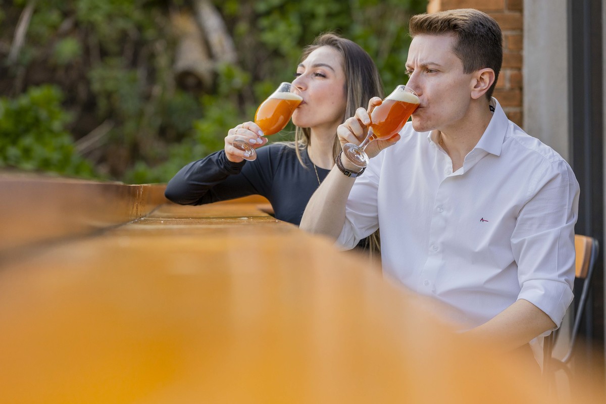 fotos ensaio de casal noivos Priscila e Nestor no Parque da Cerveja em Campos do Jordão SP imagens pre casamento fotografo Denis Silveira Fotografia