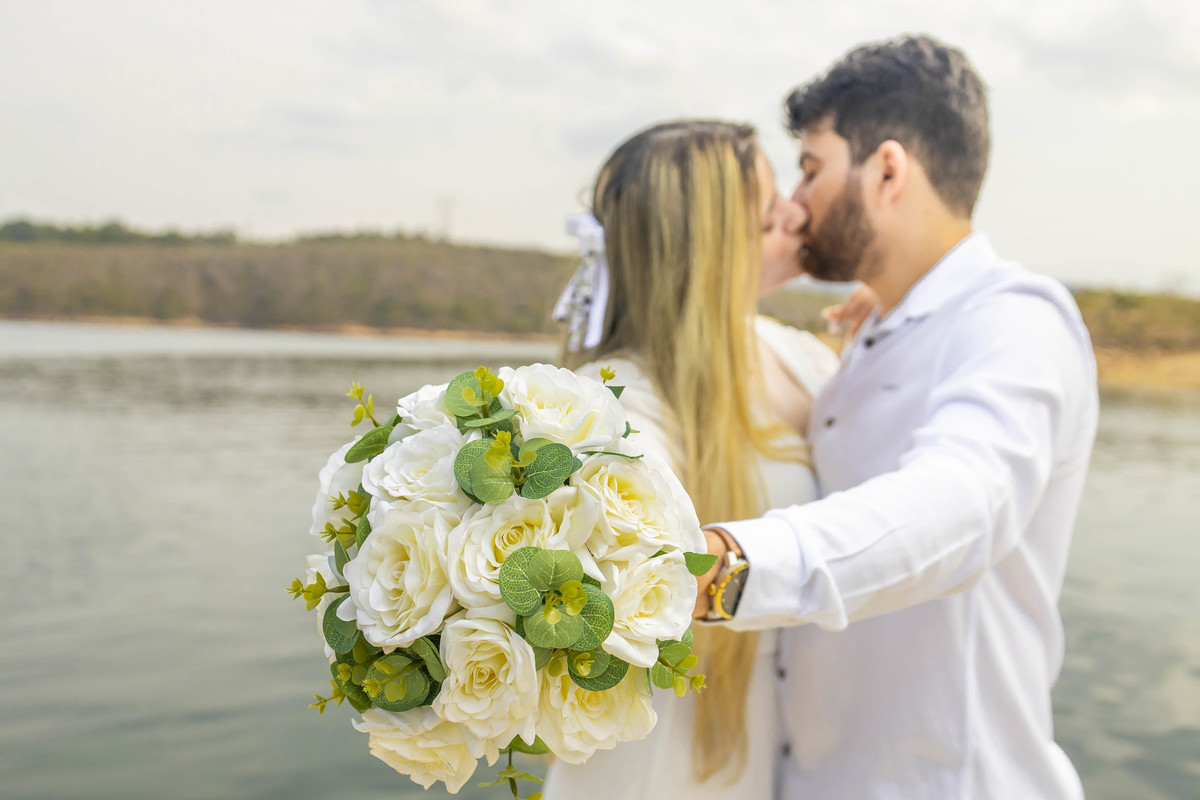 fotos ensaio de casal pré wedding noivos Luana e Antonio passeio de Lancha nos Canyons em Capitolio interior de Minas Gerais Fotógrafo Denis Silveira Fotografia