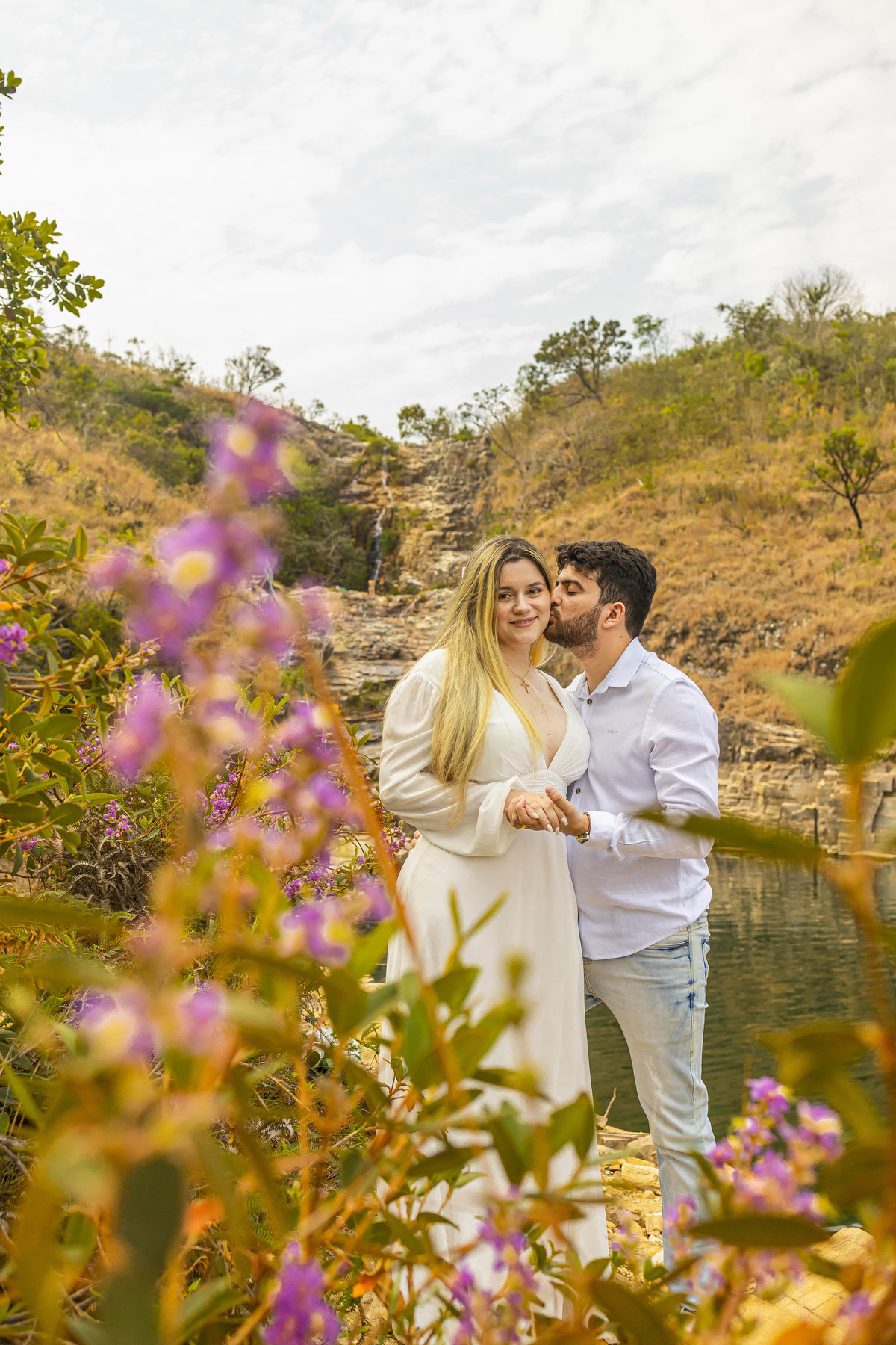 fotos ensaio de casal pré wedding noivos Luana e Antonio passeio de Lancha nos Canyons em Capitolio interior de Minas Gerais Fotógrafo Denis Silveira Fotografia