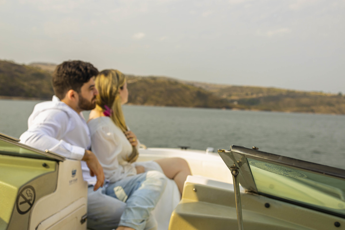 fotos ensaio de casal pré wedding noivos Luana e Antonio passeio de Lancha nos Canyons em Capitolio interior de Minas Gerais Fotógrafo Denis Silveira Fotografia