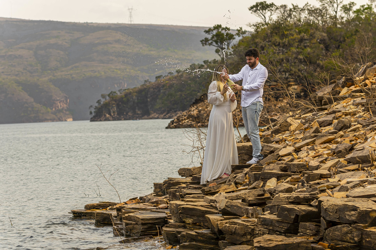 fotos ensaio de casal pré wedding noivos Luana e Antonio passeio de Lancha nos Canyons em Capitolio interior de Minas Gerais Fotógrafo Denis Silveira Fotografia