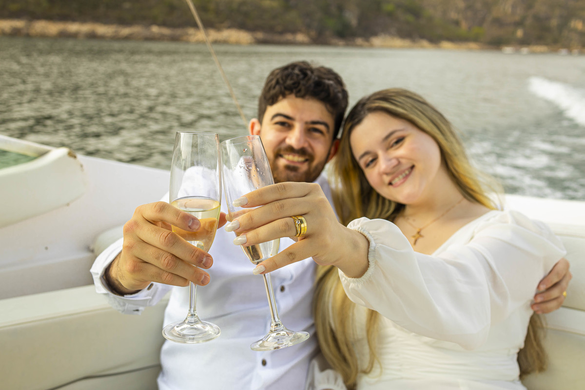 fotos ensaio de casal pré wedding noivos Luana e Antonio passeio de Lancha nos Canyons em Capitolio interior de Minas Gerais Fotógrafo Denis Silveira Fotografia