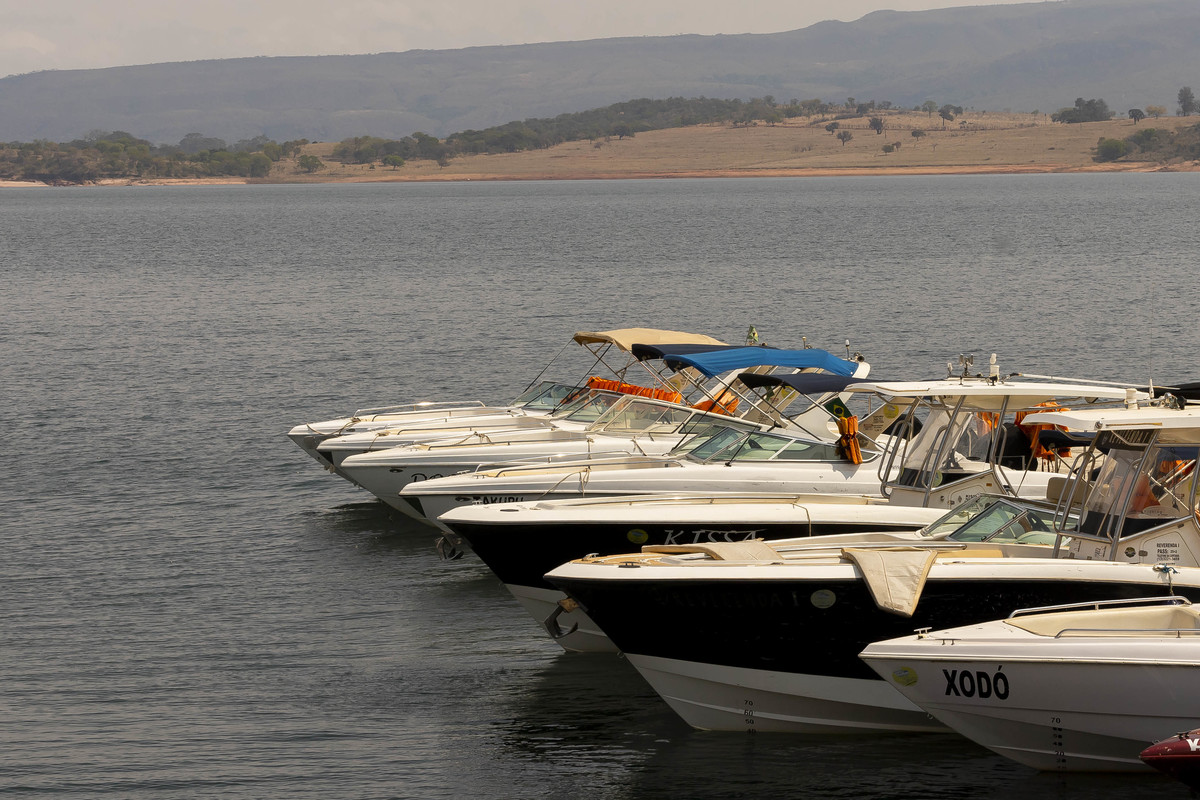 fotos ensaio de casal pré wedding noivos Luana e Antonio passeio de Lancha nos Canyons em Capitolio interior de Minas Gerais Fotógrafo Denis Silveira Fotografia