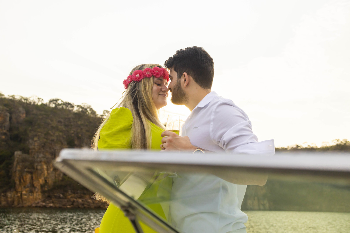 fotos ensaio de casal pré wedding noivos Luana e Antonio passeio de Lancha nos Canyons em Capitolio interior de Minas Gerais Fotógrafo Denis Silveira Fotografia