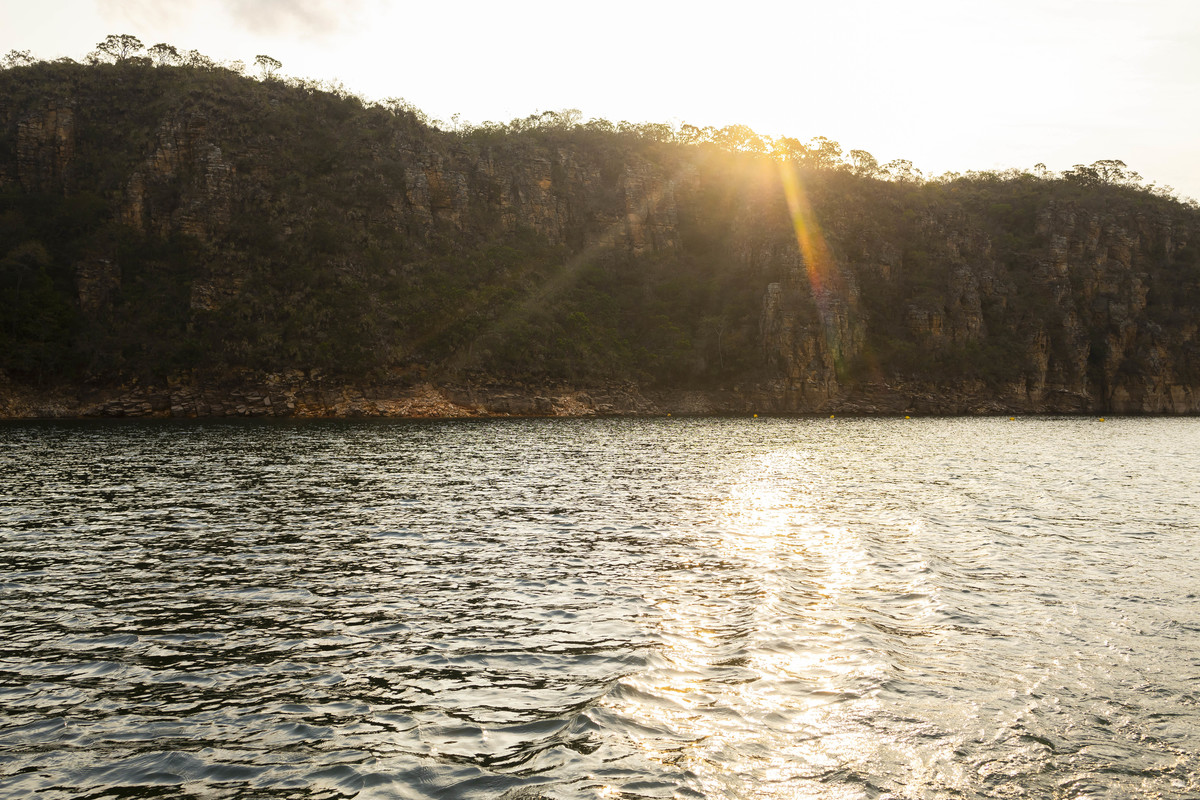 fotos ensaio de casal pré wedding noivos Luana e Antonio passeio de Lancha nos Canyons em Capitolio interior de Minas Gerais Fotógrafo Denis Silveira Fotografia