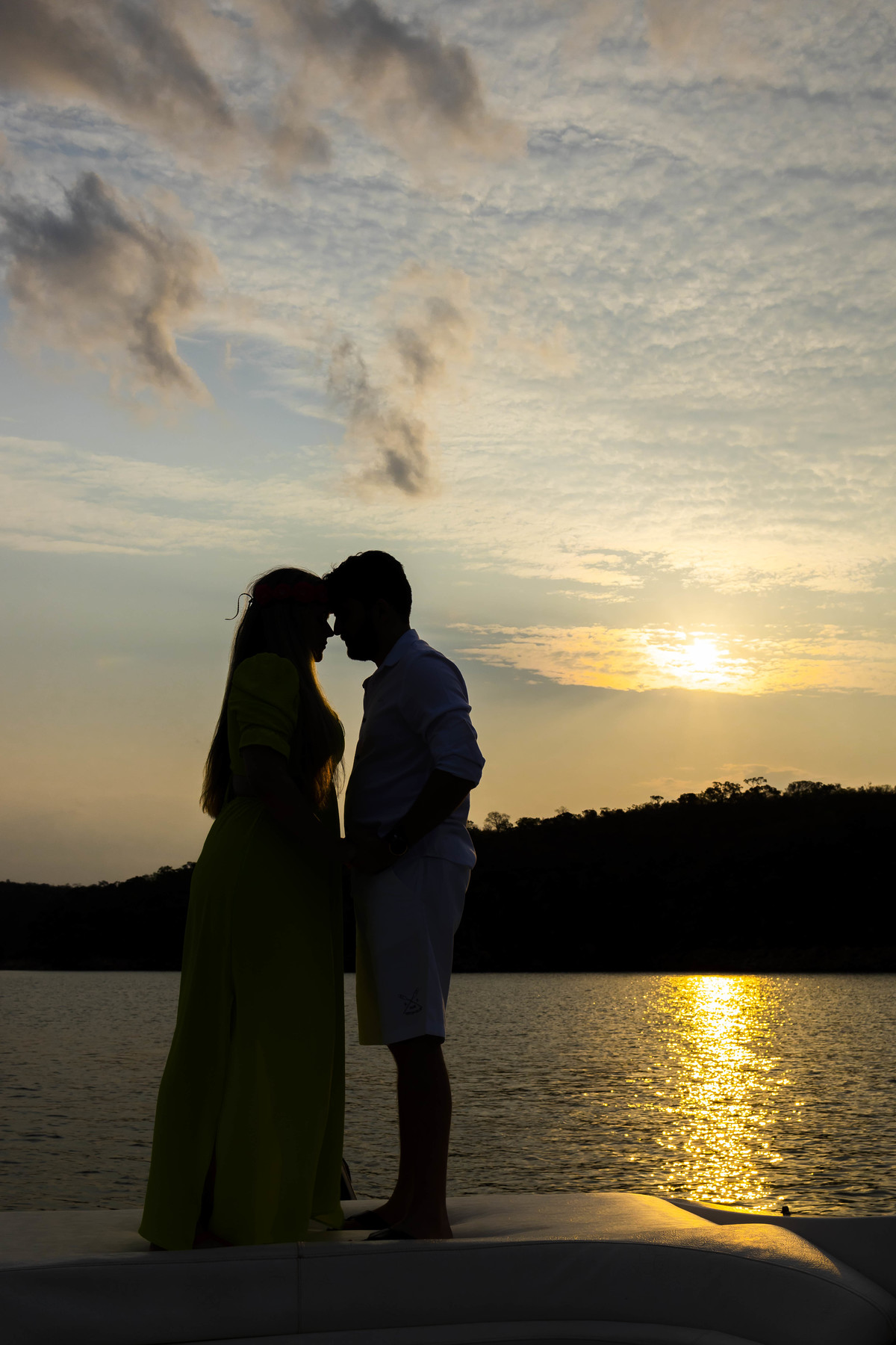 fotos ensaio de casal pré wedding noivos Luana e Antonio passeio de Lancha nos Canyons em Capitolio interior de Minas Gerais Fotógrafo Denis Silveira Fotografia