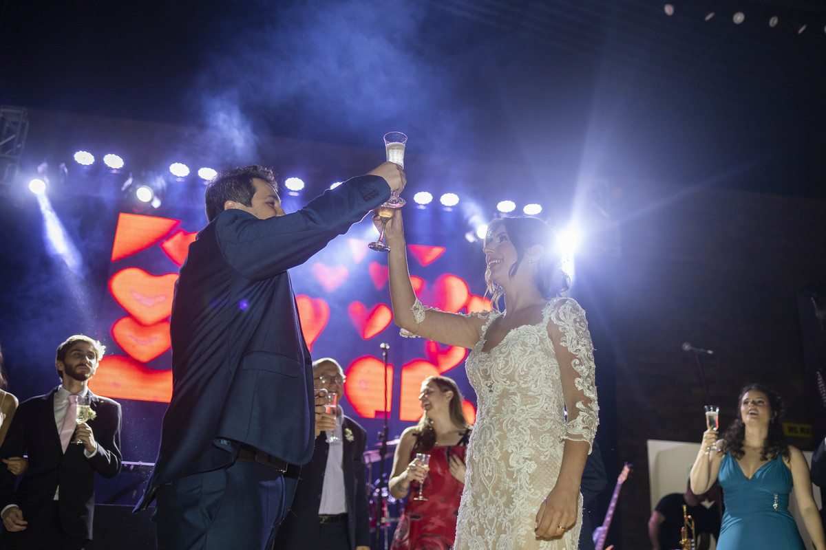 fotos de casamento no espaco Pirahall Eventos em Pirassununga SP casal de noivos Marcela e Fernando fotografia pelo fotografo especializado em Casamentos Denis Silveira