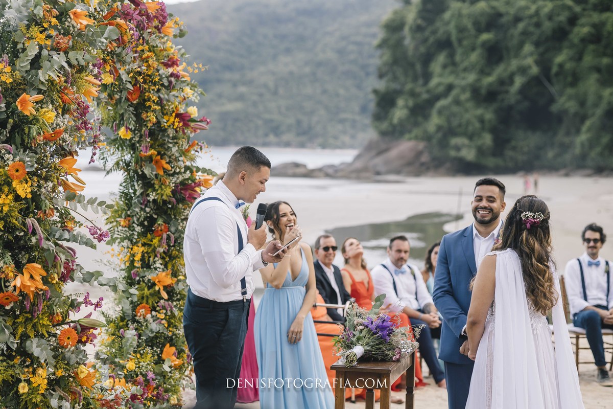 fotos casamento pé na areia na praia em Ubatuba litoral de SP casal de noivos Monica e Felipe no espaco Papillon Beach Casamento na Praia fotografia do fotografo Denis Silveira Especializado em Casamentos