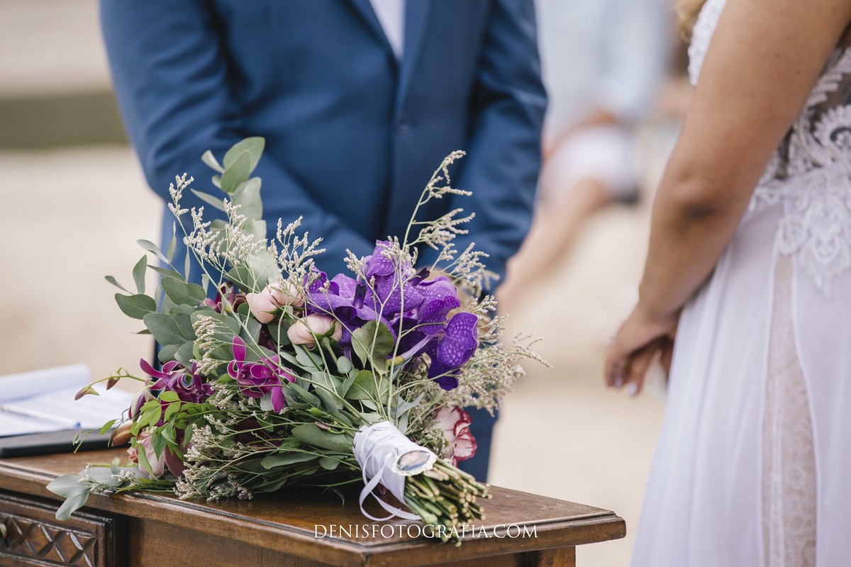 fotos casamento pé na areia na praia em Ubatuba litoral de SP casal de noivos Monica e Felipe no espaco Papillon Beach Casamento na Praia fotografia do fotografo Denis Silveira Especializado em Casamentos