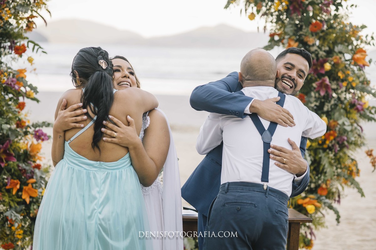 fotos casamento pé na areia na praia em Ubatuba litoral de SP casal de noivos Monica e Felipe no espaco Papillon Beach Casamento na Praia fotografia do fotografo Denis Silveira Especializado em Casamentos