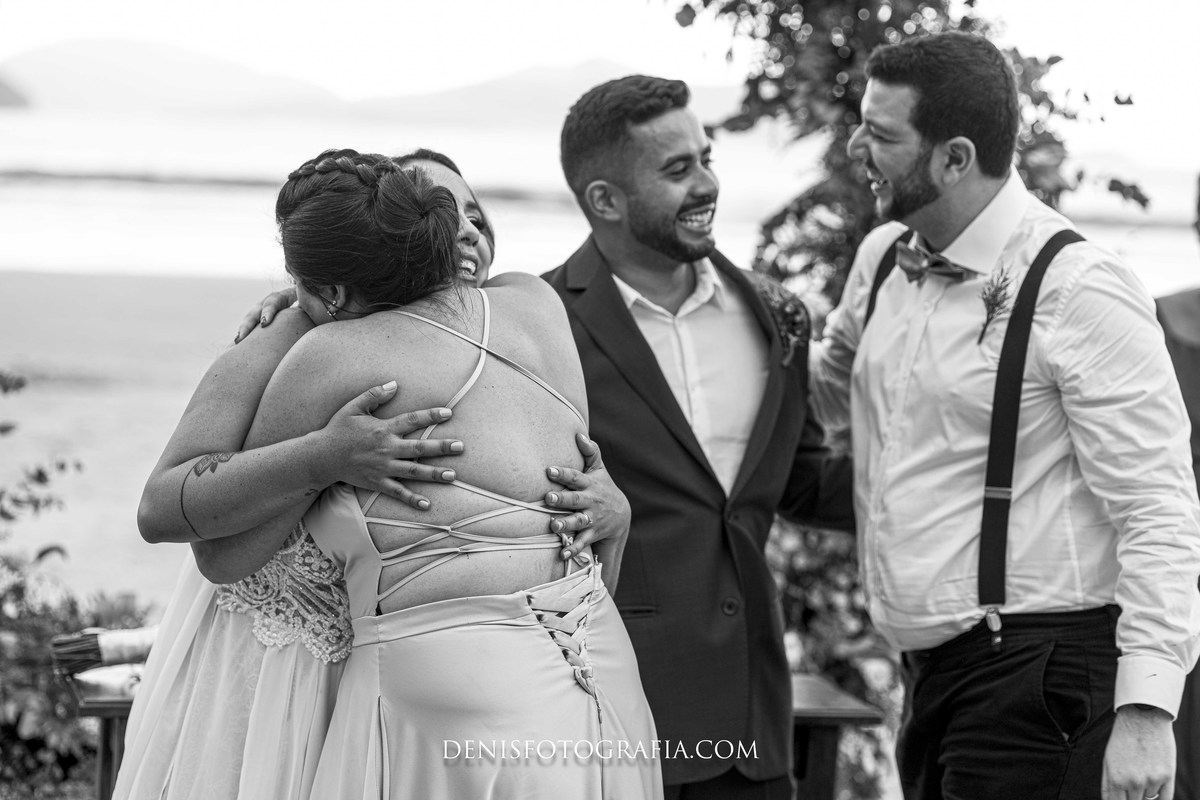 fotos casamento pé na areia na praia em Ubatuba litoral de SP casal de noivos Monica e Felipe no espaco Papillon Beach Casamento na Praia fotografia do fotografo Denis Silveira Especializado em Casamentos