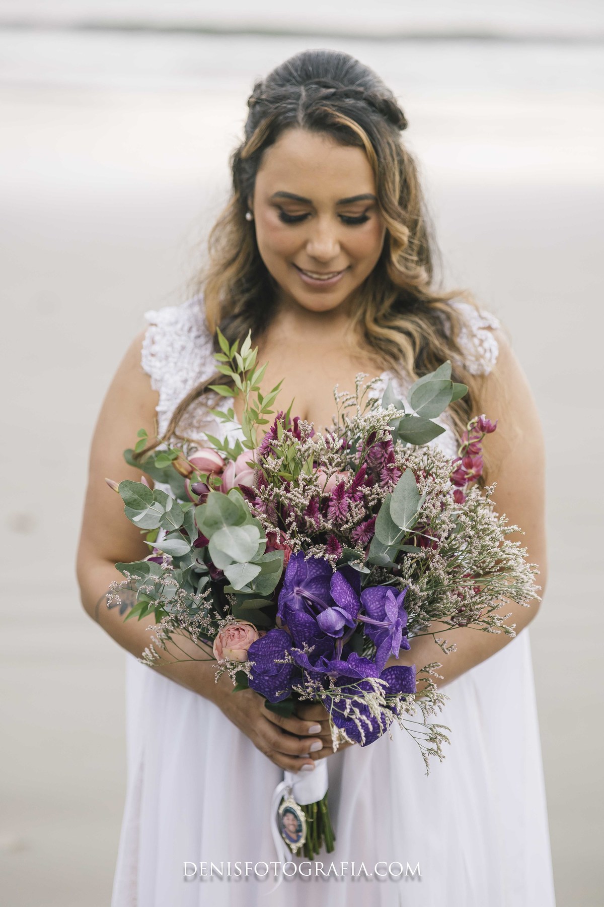 fotos casamento pé na areia na praia em Ubatuba litoral de SP casal de noivos Monica e Felipe no espaco Papillon Beach Casamento na Praia fotografia do fotografo Denis Silveira Especializado em Casamentos