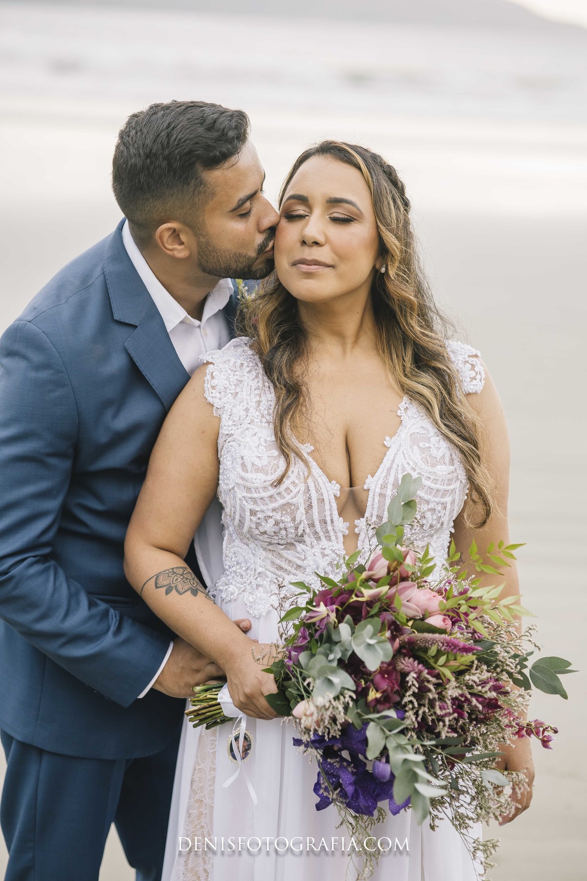 fotos casamento pé na areia na praia em Ubatuba litoral de SP casal de noivos Monica e Felipe no espaco Papillon Beach Casamento na Praia fotografia do fotografo Denis Silveira Especializado em Casamentos