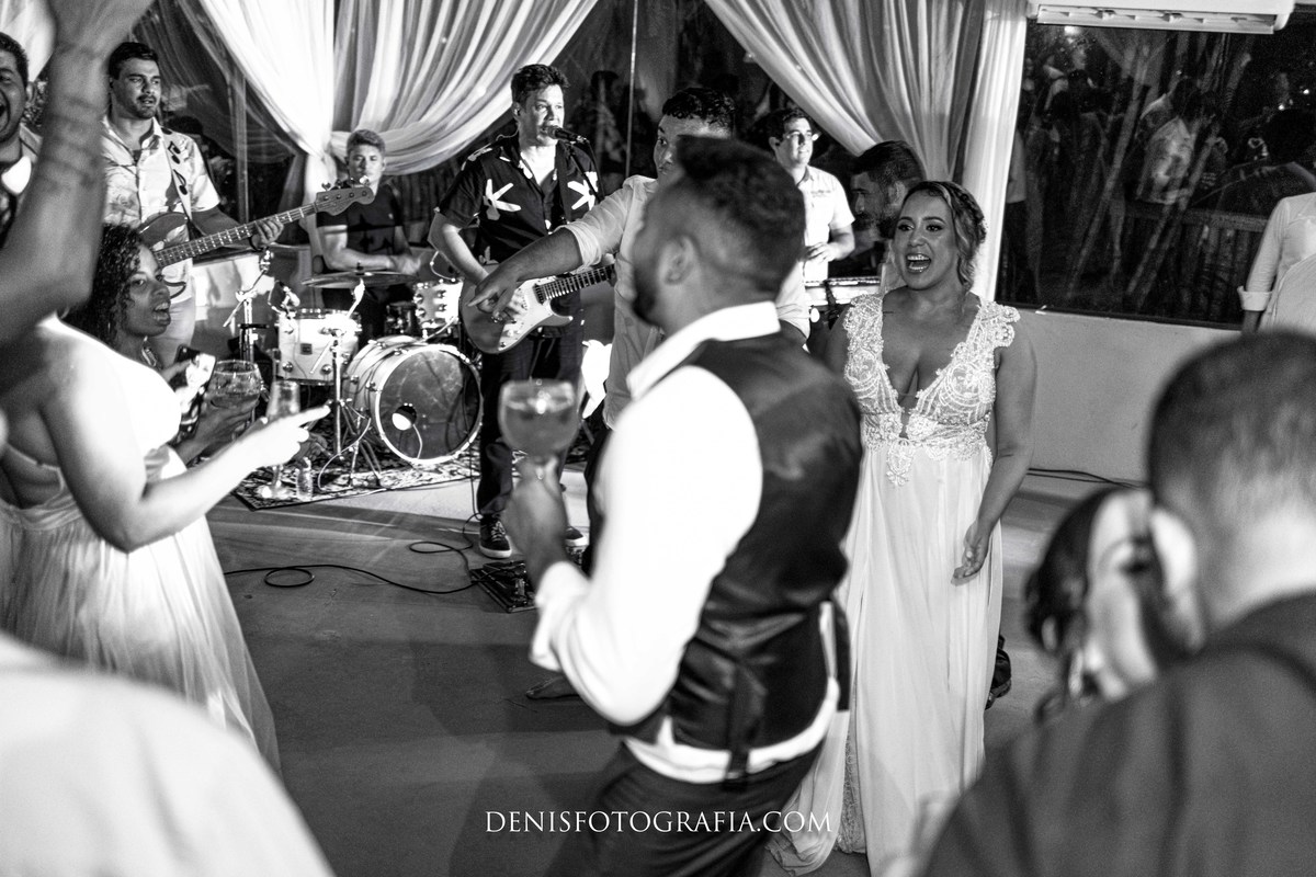 fotos casamento pé na areia na praia em Ubatuba litoral de SP casal de noivos Monica e Felipe no espaco Papillon Beach Casamento na Praia fotografia do fotografo Denis Silveira Especializado em Casamentos