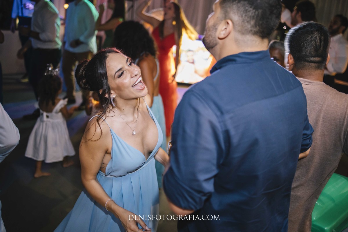 fotos casamento pé na areia na praia em Ubatuba litoral de SP casal de noivos Monica e Felipe no espaco Papillon Beach Casamento na Praia fotografia do fotografo Denis Silveira Especializado em Casamentos