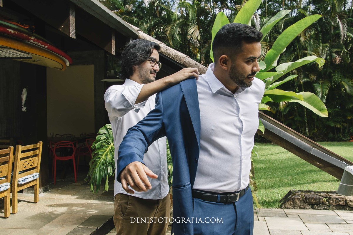 fotos casamento pé na areia na praia em Ubatuba litoral de SP casal de noivos Monica e Felipe no espaco Papillon Beach Casamento na Praia fotografia do fotografo Denis Silveira Especializado em Casamentos