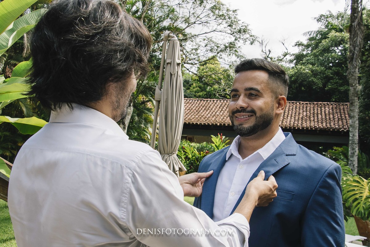 fotos casamento pé na areia na praia em Ubatuba litoral de SP casal de noivos Monica e Felipe no espaco Papillon Beach Casamento na Praia fotografia do fotografo Denis Silveira Especializado em Casamentos