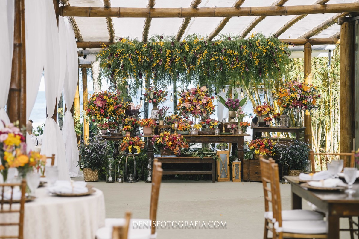 fotos casamento pé na areia na praia em Ubatuba litoral de SP casal de noivos Monica e Felipe no espaco Papillon Beach Casamento na Praia fotografia do fotografo Denis Silveira Especializado em Casamentos