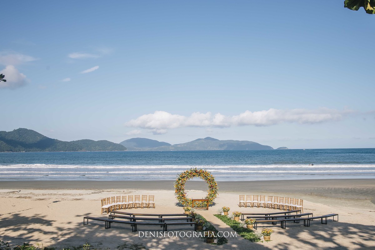 fotos casamento pé na areia na praia em Ubatuba litoral de SP casal de noivos Monica e Felipe no espaco Papillon Beach Casamento na Praia fotografia do fotografo Denis Silveira Especializado em Casamentos