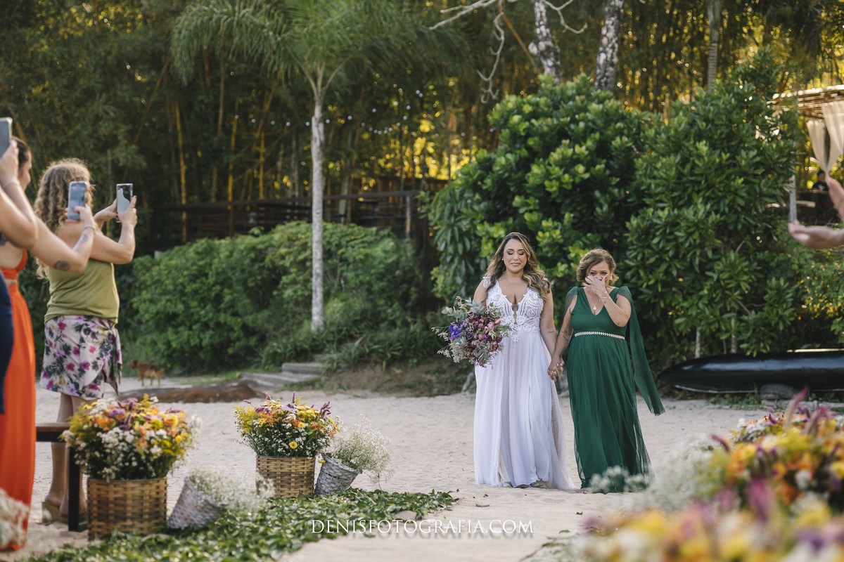 fotos casamento pé na areia na praia em Ubatuba litoral de SP casal de noivos Monica e Felipe no espaco Papillon Beach Casamento na Praia fotografia do fotografo Denis Silveira Especializado em Casamentos
