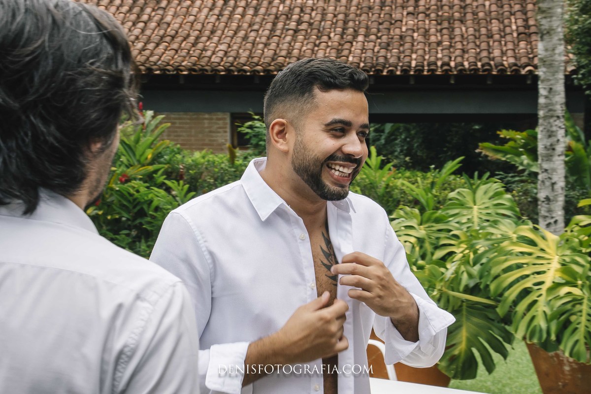 fotos casamento pé na areia na praia em Ubatuba litoral de SP casal de noivos Monica e Felipe no espaco Papillon Beach Casamento na Praia fotografia do fotografo Denis Silveira Especializado em Casamentos
