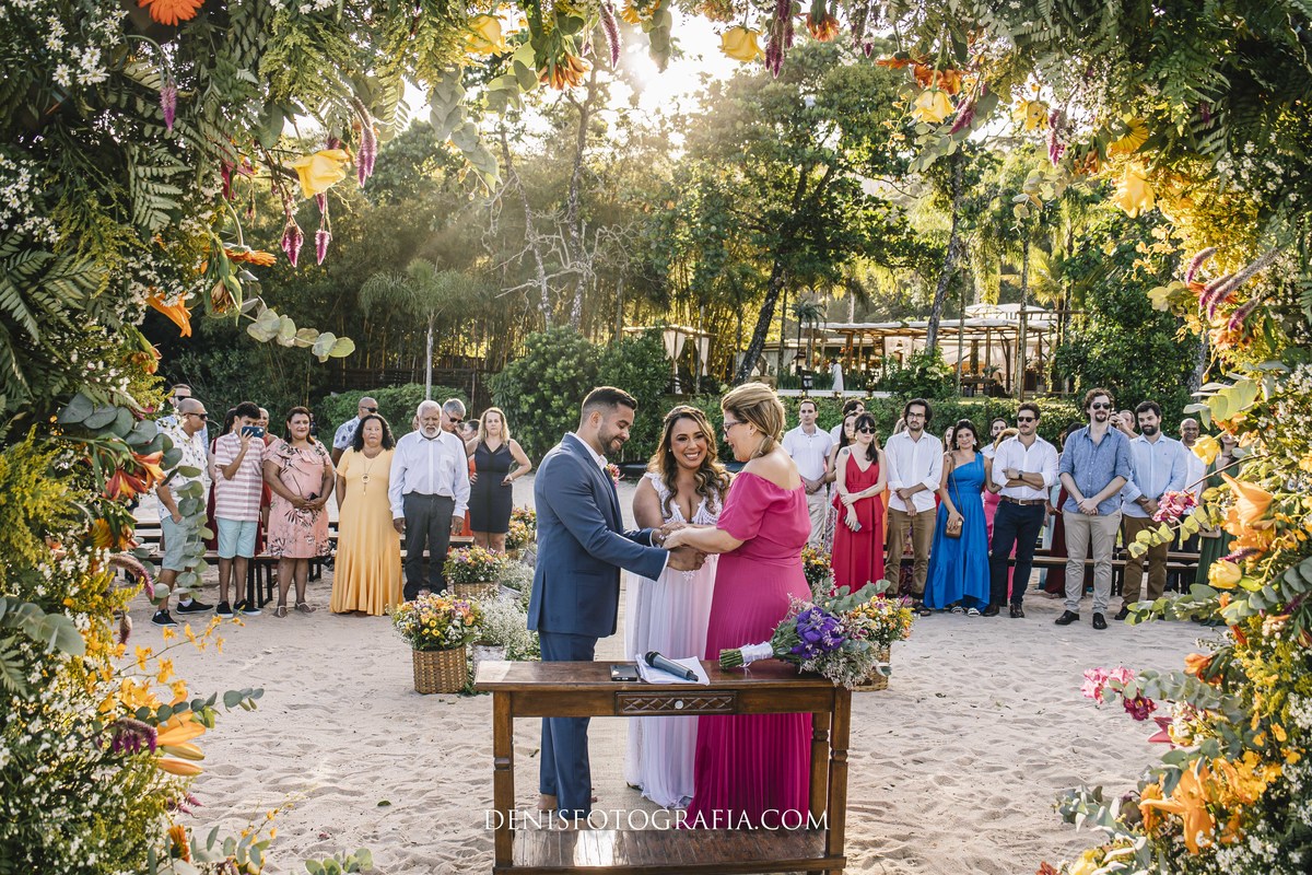 fotos casamento pé na areia na praia em Ubatuba litoral de SP casal de noivos Monica e Felipe no espaco Papillon Beach Casamento na Praia fotografia do fotografo Denis Silveira Especializado em Casamentos