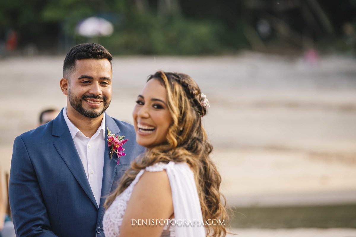 fotos casamento pé na areia na praia em Ubatuba litoral de SP casal de noivos Monica e Felipe no espaco Papillon Beach Casamento na Praia fotografia do fotografo Denis Silveira Especializado em Casamentos