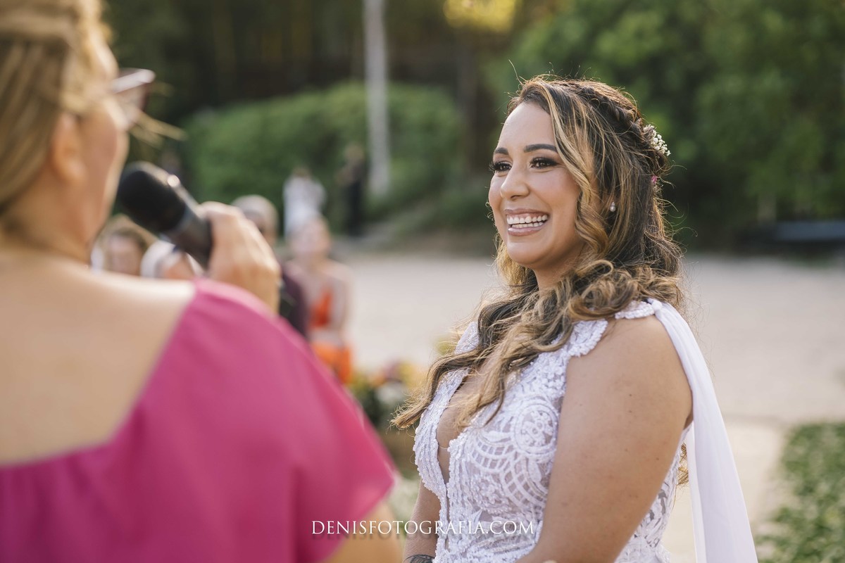 fotos casamento pé na areia na praia em Ubatuba litoral de SP casal de noivos Monica e Felipe no espaco Papillon Beach Casamento na Praia fotografia do fotografo Denis Silveira Especializado em Casamentos