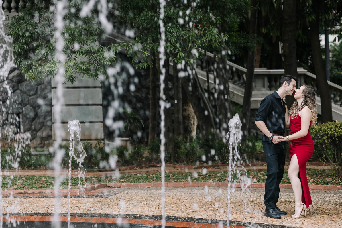 fotos ensaio de casal pre wedding no Museu do Ipiranga em SP noivos Emily e o David Thiago pelo fotografo Denis Silveira Especializado em Casamentos