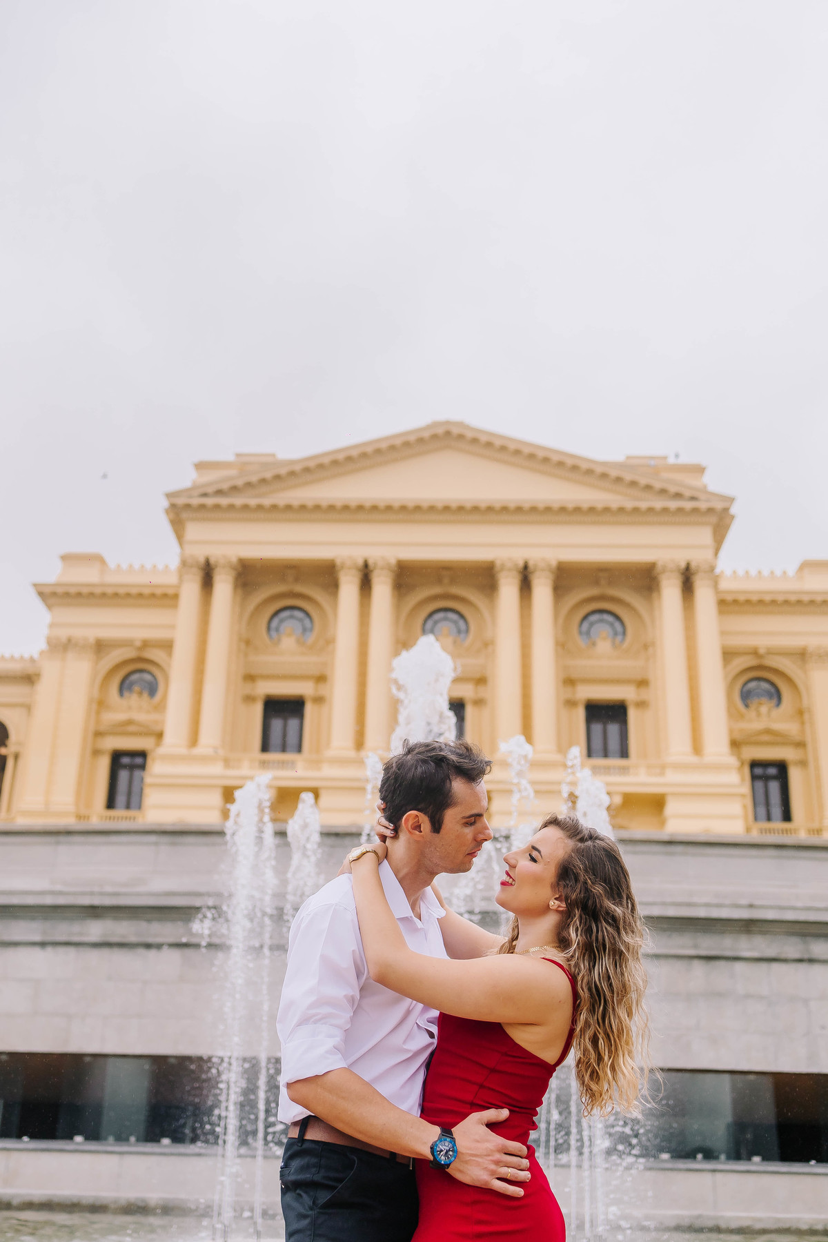 fotos ensaio de casal pre wedding no Museu do Ipiranga em SP noivos Emily e o David Thiago pelo fotografo Denis Silveira Especializado em Casamentos