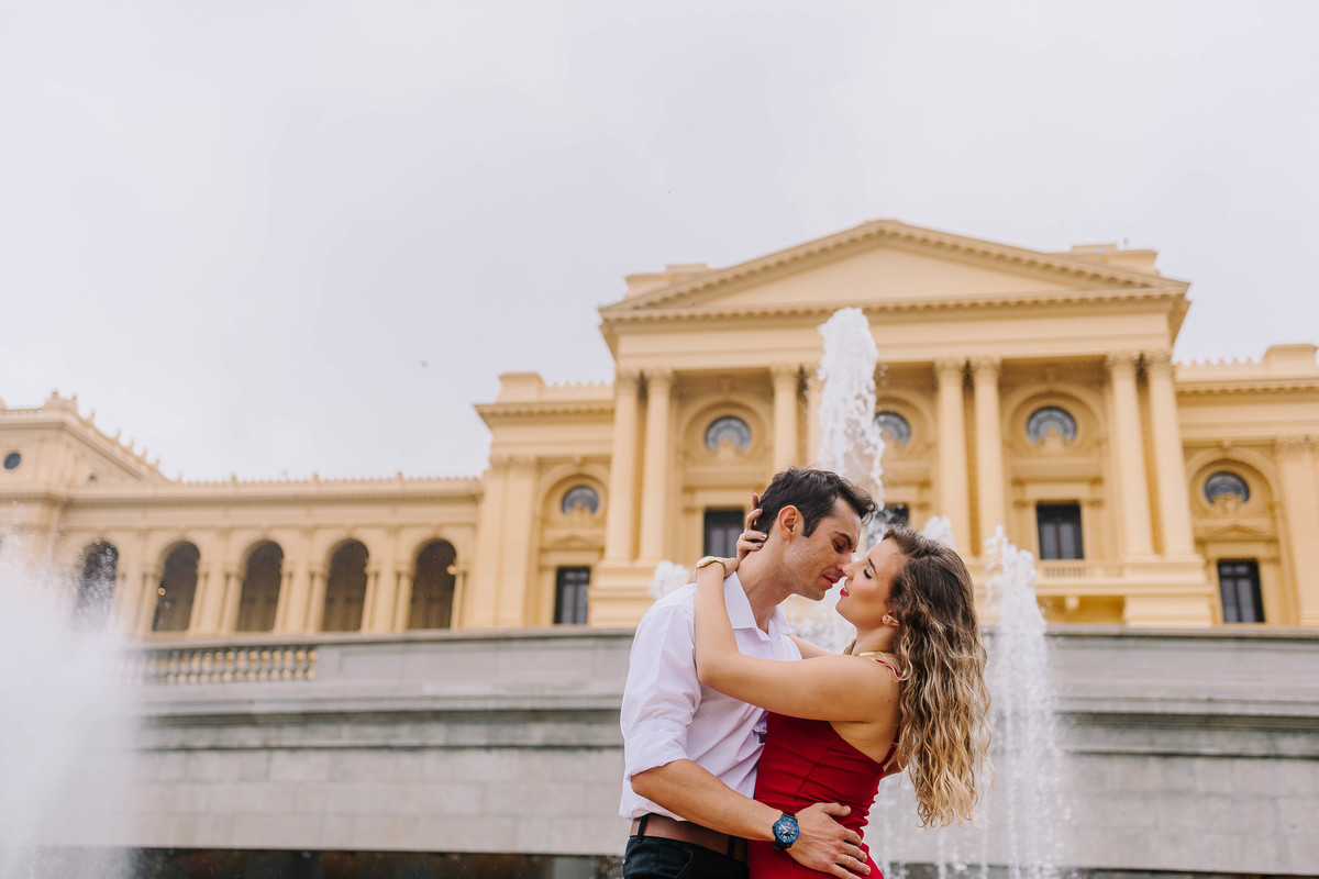 fotos ensaio de casal pre wedding no Museu do Ipiranga em SP noivos Emily e o David Thiago pelo fotografo Denis Silveira Especializado em Casamentos