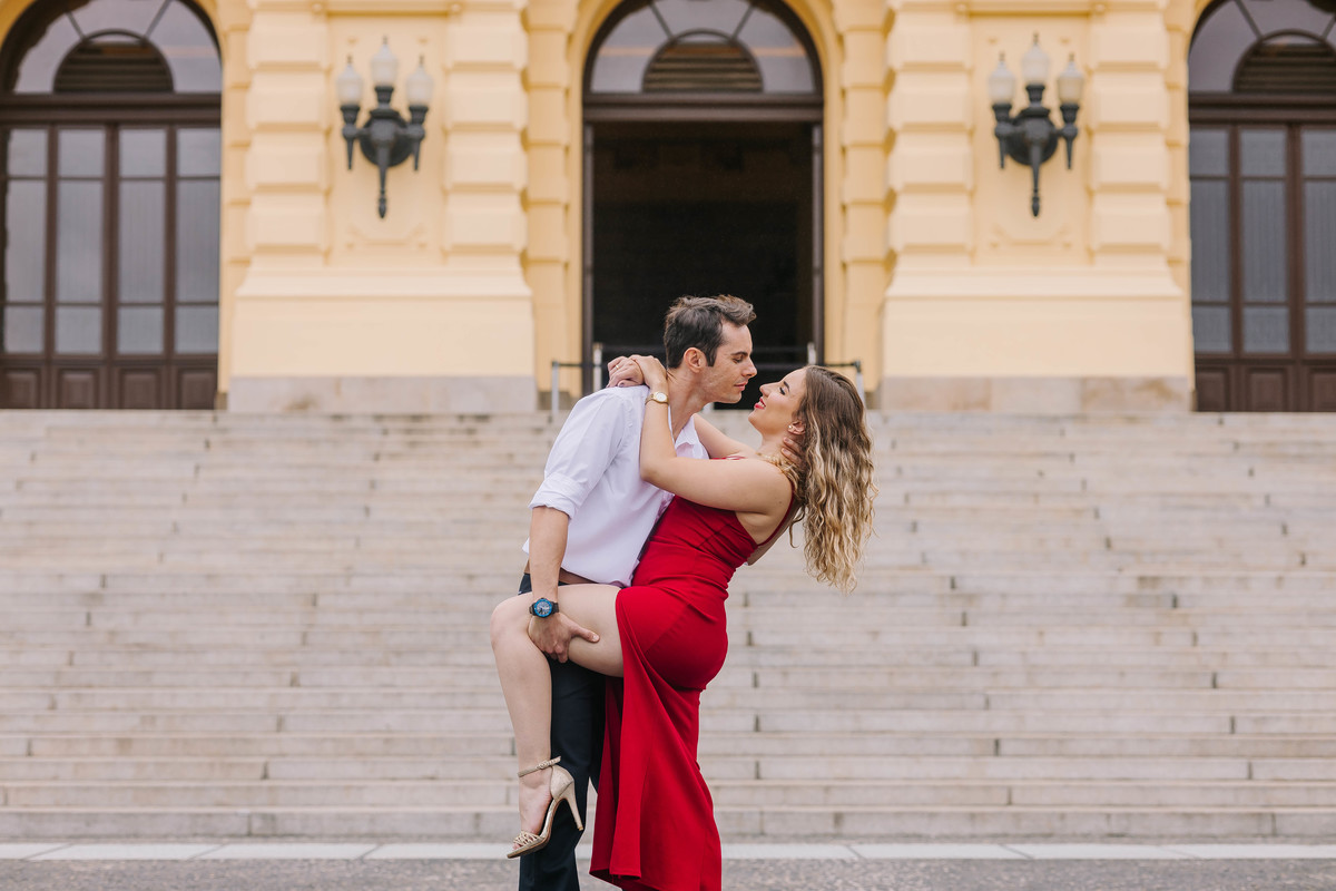 fotos ensaio de casal pre wedding no Museu do Ipiranga em SP noivos Emily e o David Thiago pelo fotografo Denis Silveira Especializado em Casamentos