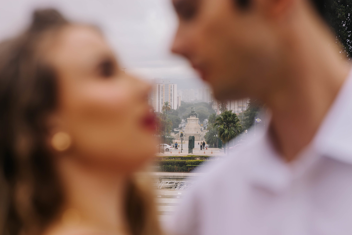 fotos ensaio de casal pre wedding no Museu do Ipiranga em SP noivos Emily e o David Thiago pelo fotografo Denis Silveira Especializado em Casamentos