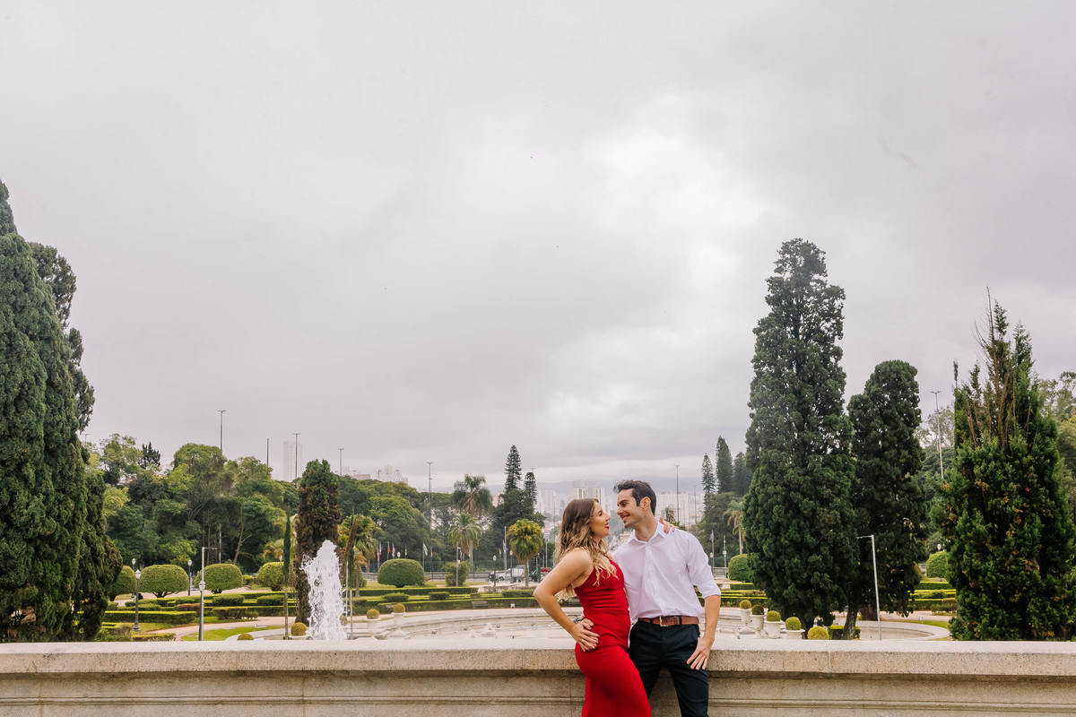 fotos ensaio de casal pre wedding no Museu do Ipiranga em SP noivos Emily e o David Thiago pelo fotografo Denis Silveira Especializado em Casamentos