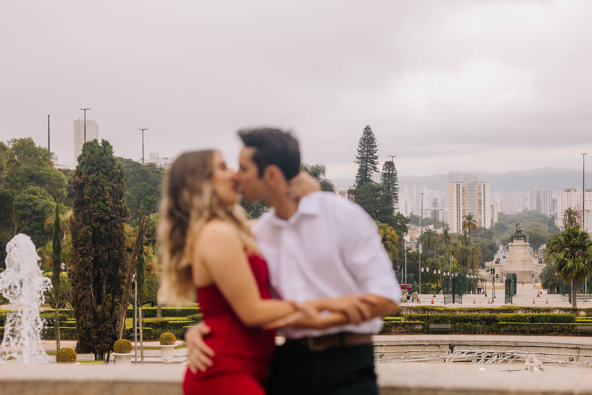 fotos ensaio de casal pre wedding no Museu do Ipiranga em SP noivos Emily e o David Thiago pelo fotografo Denis Silveira Especializado em Casamentos