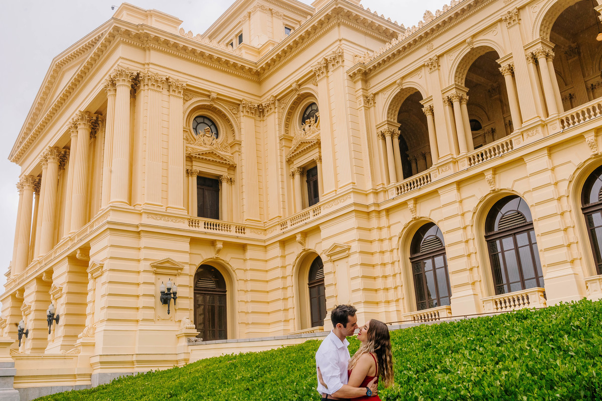 fotos ensaio de casal pre wedding no Museu do Ipiranga em SP noivos Emily e o David Thiago pelo fotografo Denis Silveira Especializado em Casamentos