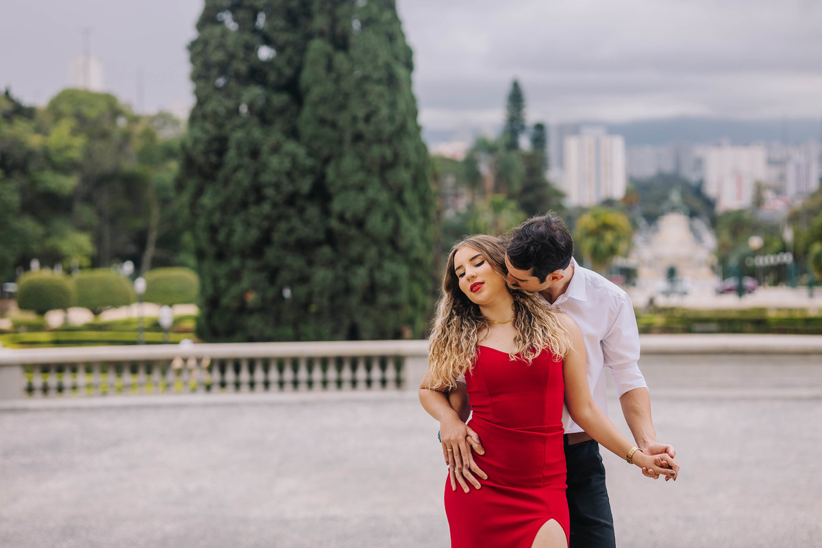 fotos ensaio de casal pre wedding no Museu do Ipiranga em SP noivos Emily e o David Thiago pelo fotografo Denis Silveira Especializado em Casamentos