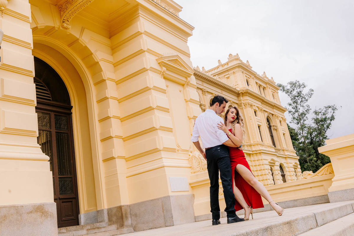 fotos ensaio de casal pre wedding no Museu do Ipiranga em SP noivos Emily e o David Thiago pelo fotografo Denis Silveira Especializado em Casamentos