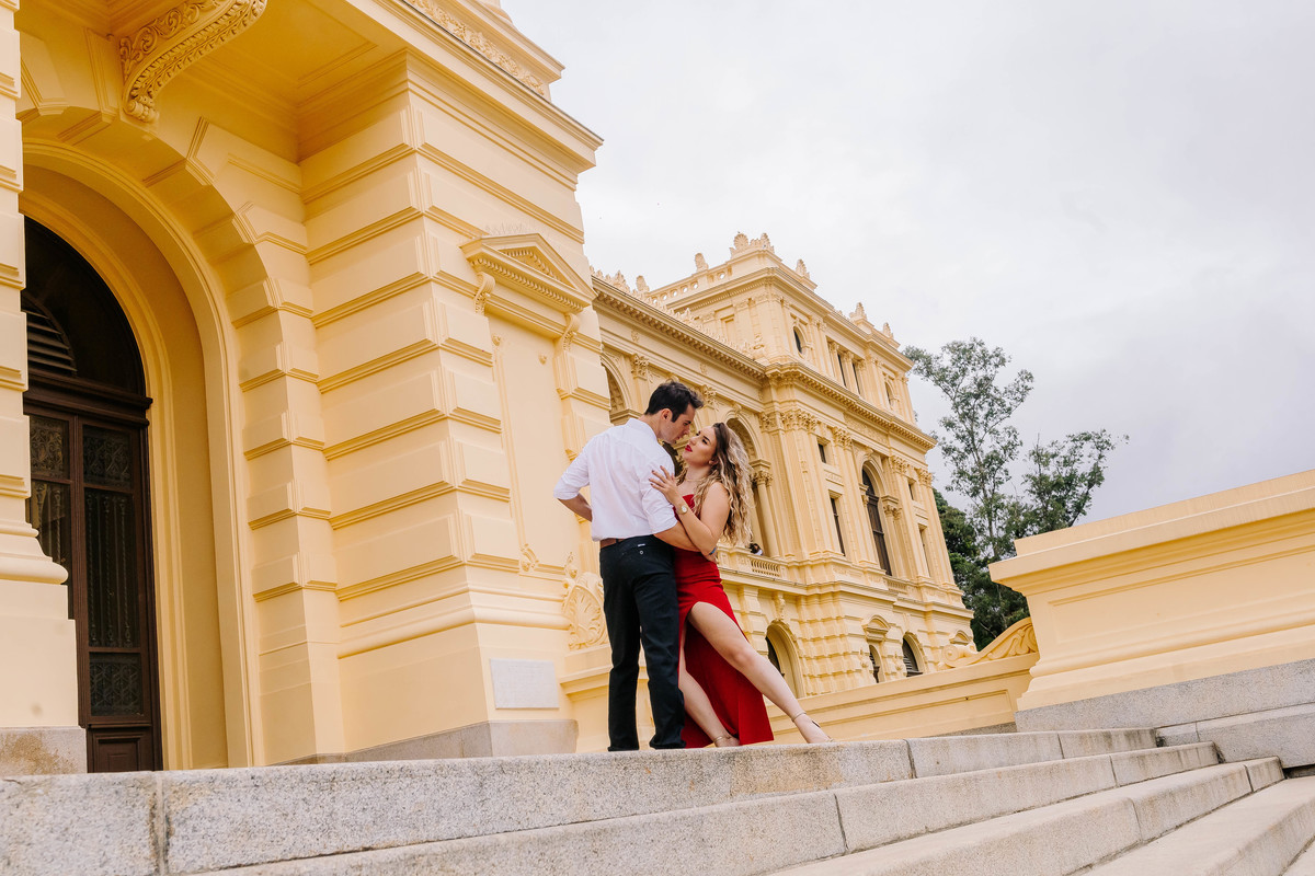 fotos ensaio de casal pre wedding no Museu do Ipiranga em SP noivos Emily e o David Thiago pelo fotografo Denis Silveira Especializado em Casamentos