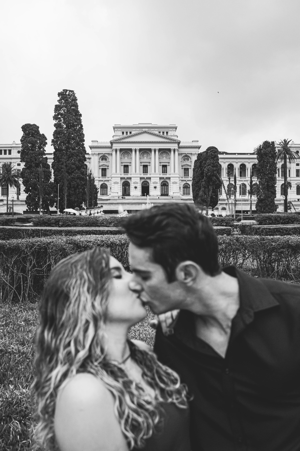 fotos ensaio de casal pre wedding no Museu do Ipiranga em SP noivos Emily e o David Thiago pelo fotografo Denis Silveira Especializado em Casamentos