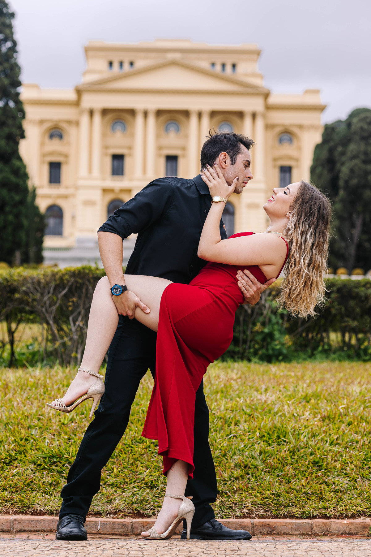 fotos ensaio de casal pre wedding no Museu do Ipiranga em SP noivos Emily e o David Thiago pelo fotografo Denis Silveira Especializado em Casamentos