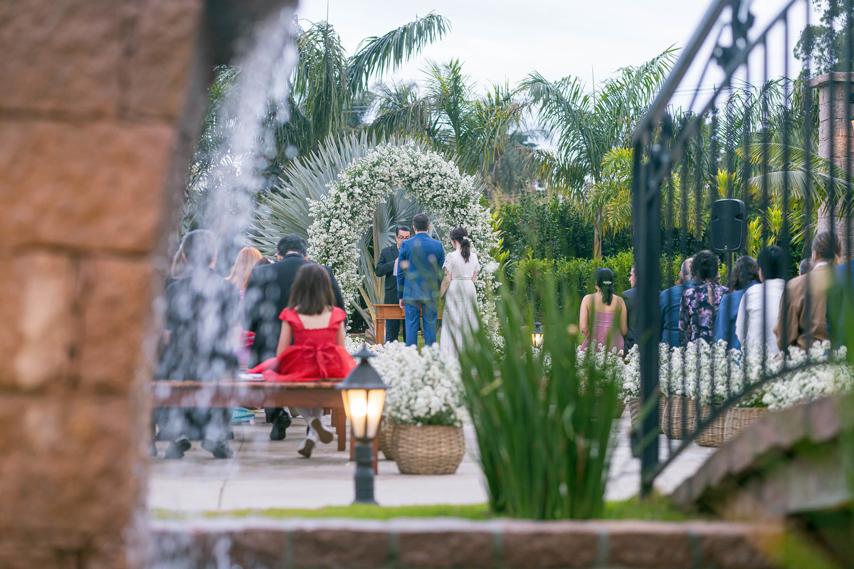 fotos cerimonia de casamento ao ar livre do casal de noivos Marcela e Daniel realizado na Casa Venamore na cidade de Valinhos SP pelo fotografo Denis Silveira Especializado em Casamentos