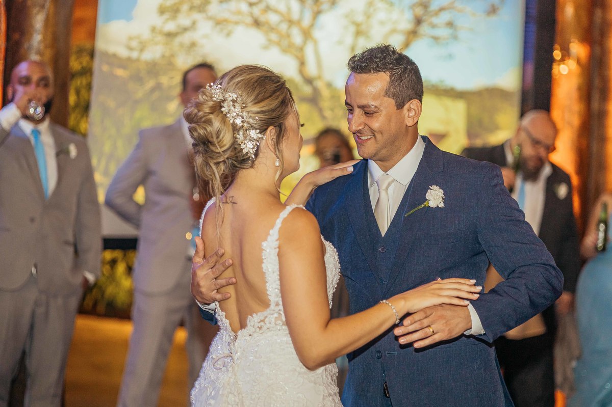 fotos casamento de dia na fazenda Dona Ines em Itatiba SP casal de noivos Michele e Rafael fotografia pelo fotografo Denis Silveira Especializado em Casamentos na fazenda
