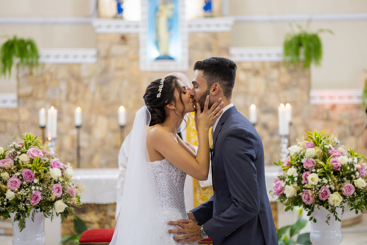 fotos casamento em igreja matrimonio catolico casal de noivos Larissa e Marco na cidade de Jaguariuna SP imagens produzidas pelo Fotografo Denis Silveira Especializado em Casamentos Wedding Photographer