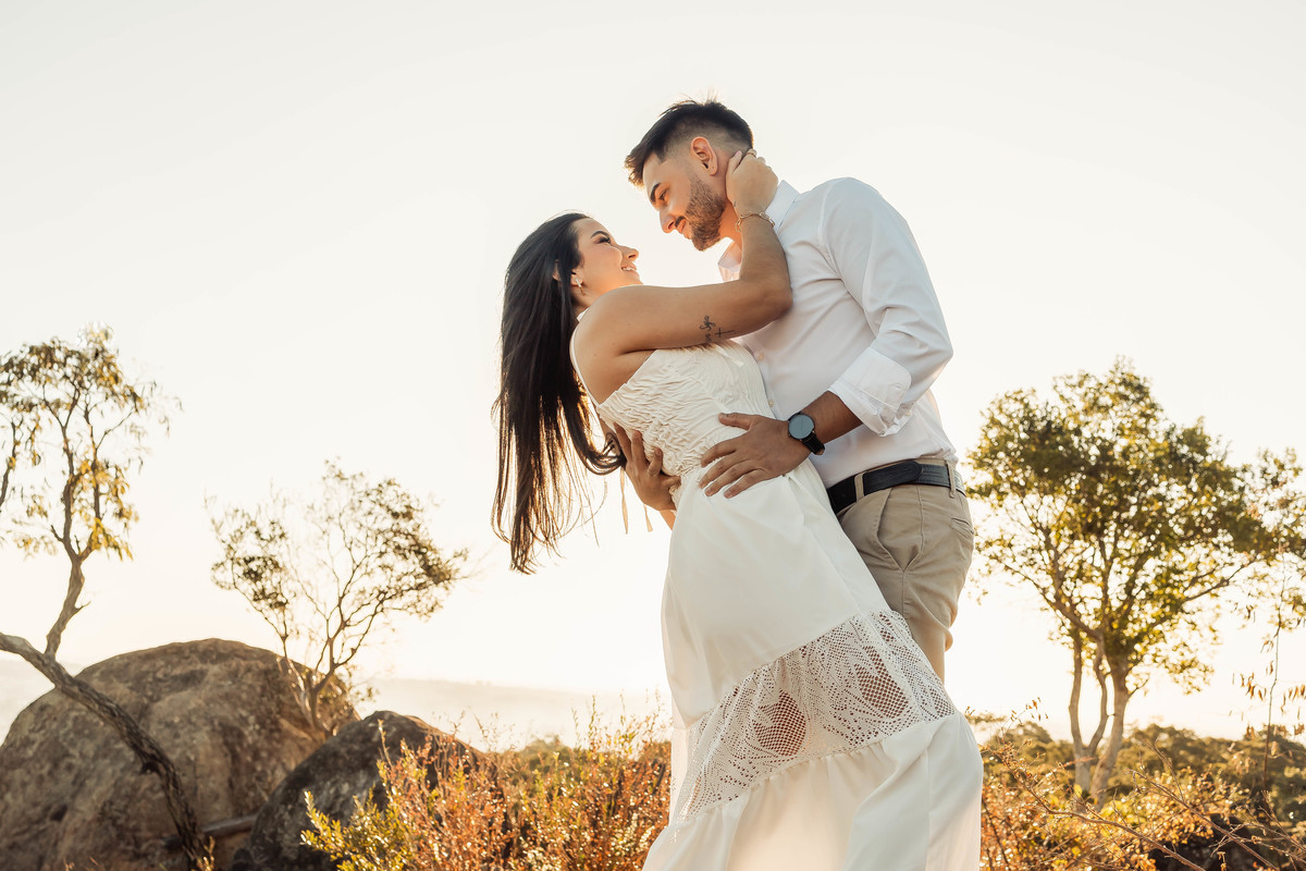 Fotos Ensaio de Casal Pré Wedding realizado em Pedreira em Valinhos SP fotografia pelo Fotografo Denis Silveira Especializado em Sessao Fotografia de Casamentos e Noivos imagens no Por do Sol em Valinhos interior de SP