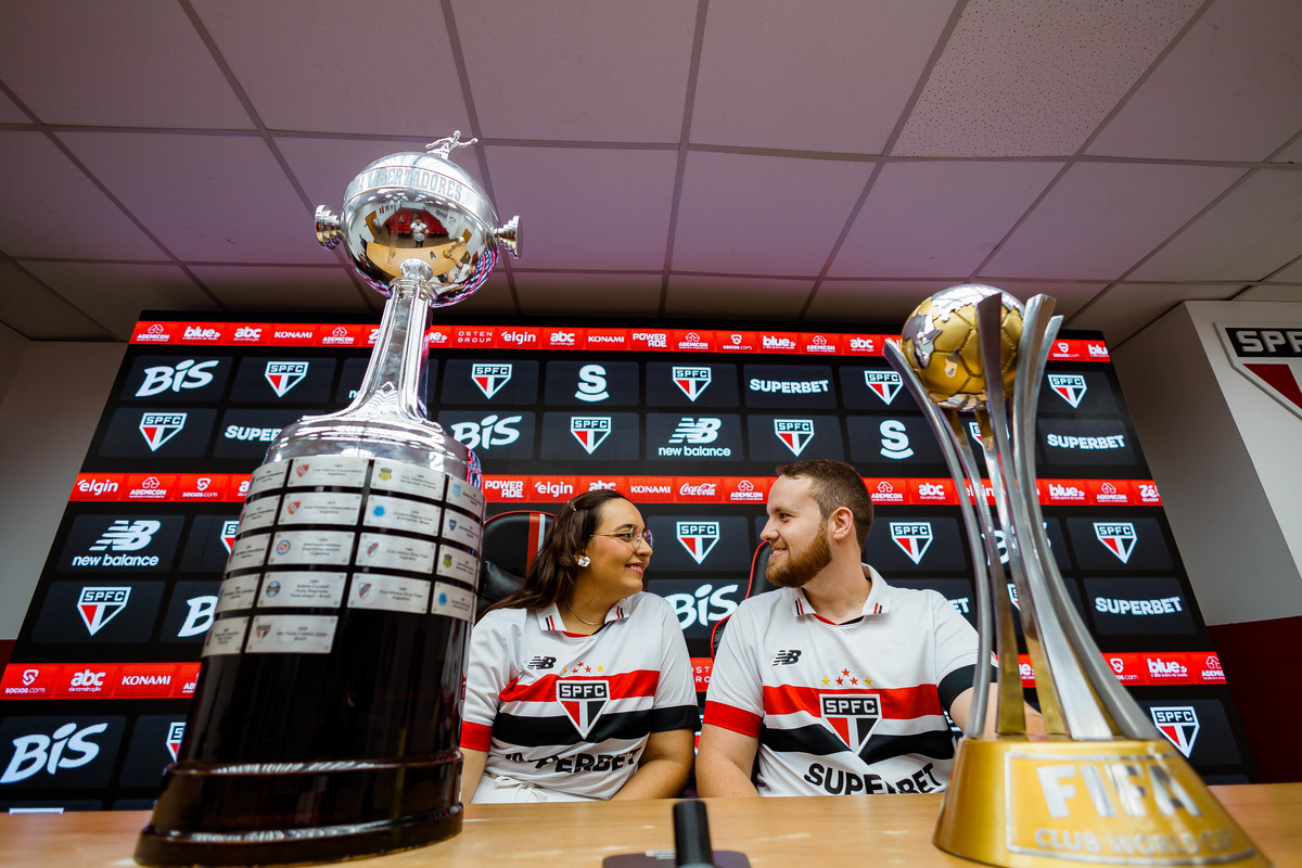 Fotos Casal Noivos Pré Wedding Estadio de Futebol Morumbi em SP Casa do São Paulo Futebol Clube Fotografias pelo Fotografo Denis Silveira Especializado em Casamentos