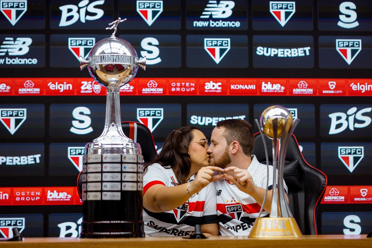 Fotos Casal Noivos Pré Wedding Estadio de Futebol Morumbi em SP Casa do São Paulo Futebol Clube Fotografias pelo Fotografo Denis Silveira Especializado em Casamentos