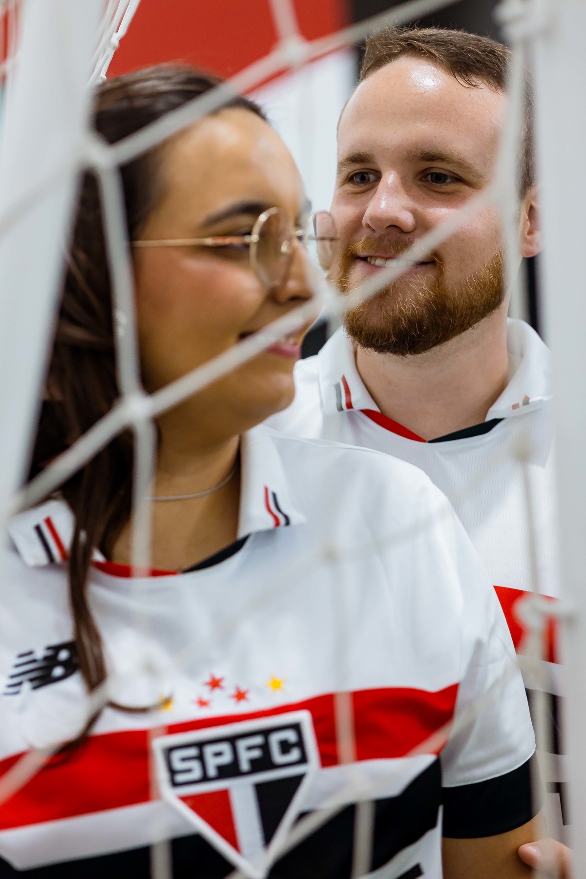 Fotos Casal Noivos Pré Wedding Estadio de Futebol Morumbi em SP Casa do São Paulo Futebol Clube Fotografias pelo Fotografo Denis Silveira Especializado em Casamentos