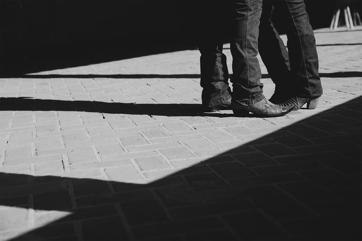 foto preto e branco das botas dos noivos